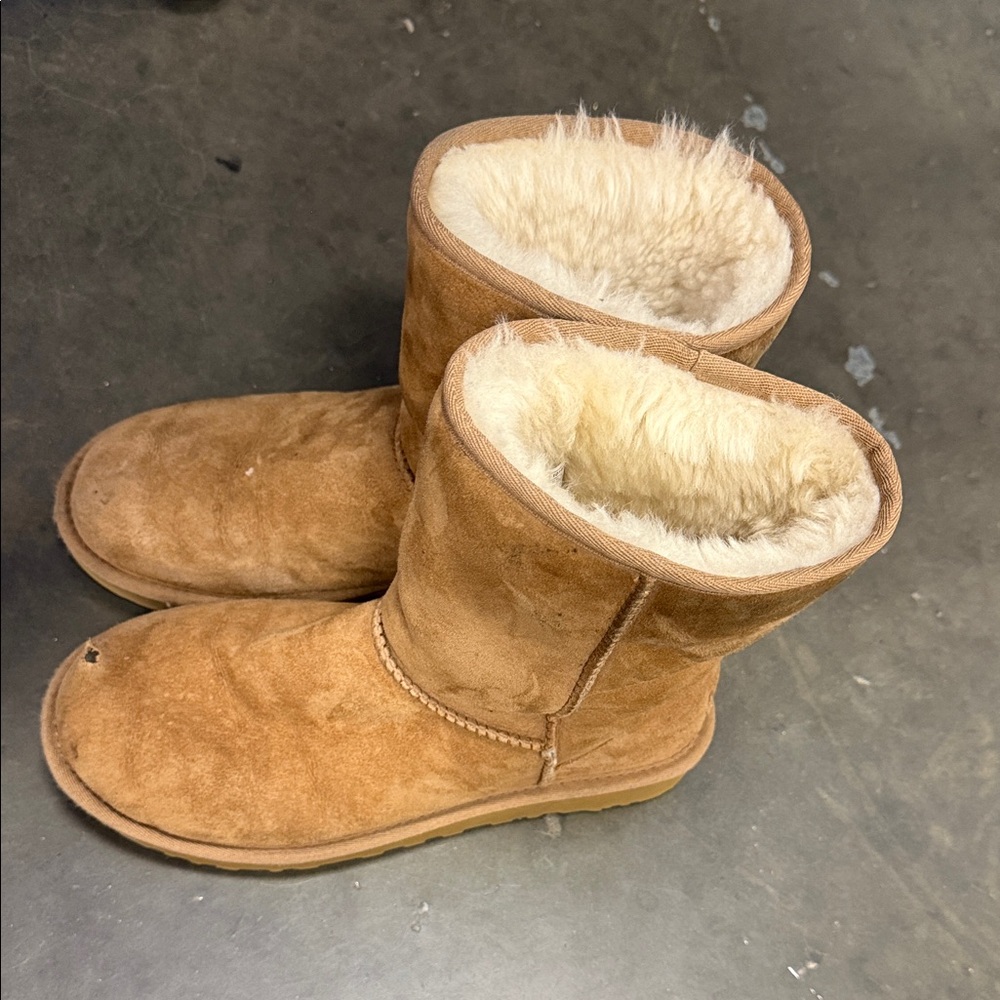 UGG Classic Tan Boots with Shearling Lining 9 - Picture 2 of 6